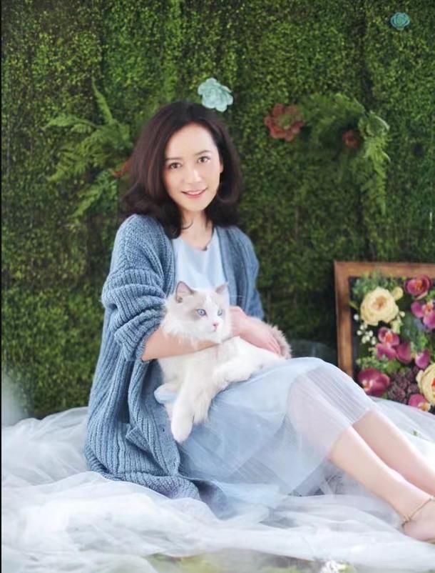 王丽坤和俞飞鸿同穿一件衣服,网友:动过刀和天