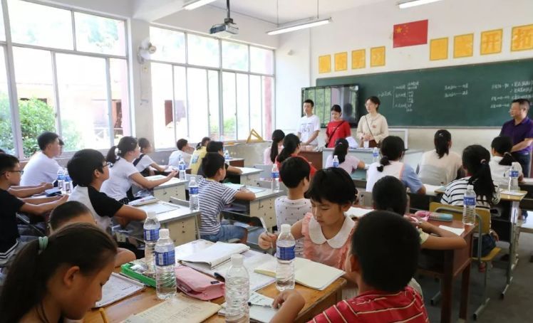 暑假培训班如何收费 t01f4b1055d8f74d8b2.jpg?size=748x454