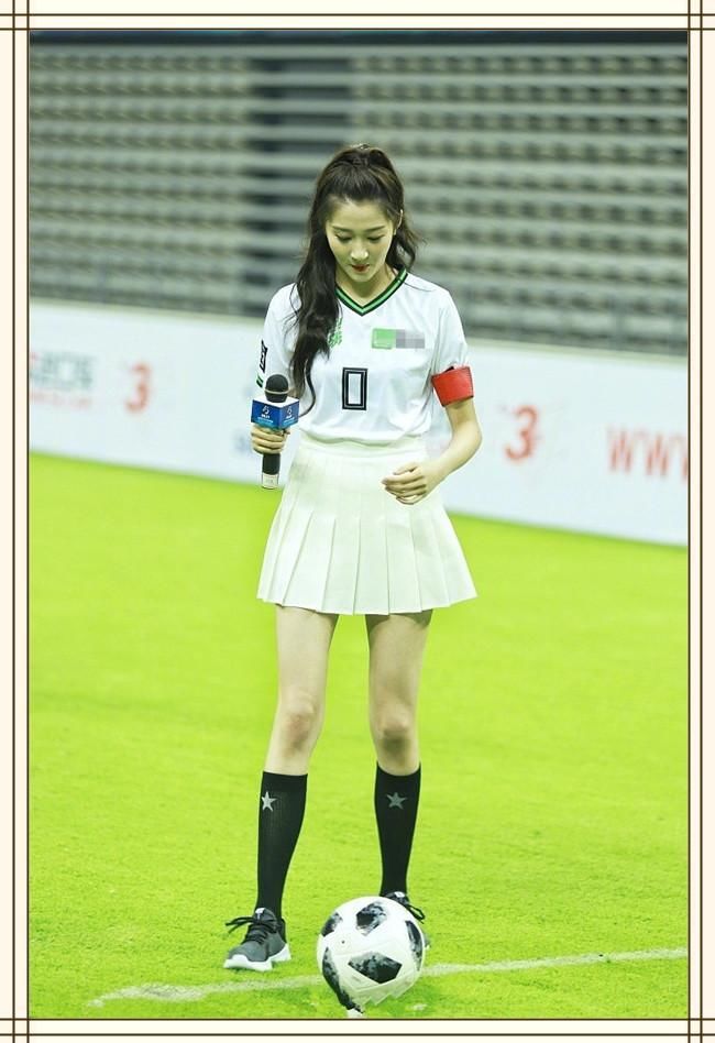 当关晓彤和杨颖同穿球衣,网友:终于知道真嫩与