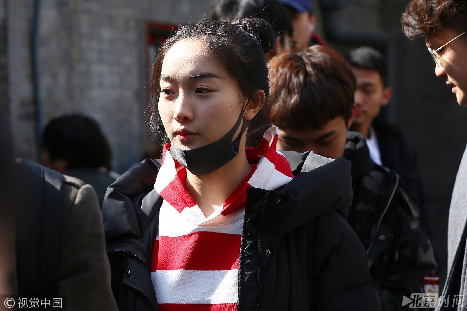 今年中央戏剧学院计划招生598人,共有51698人次(含兼报)报考,比去年