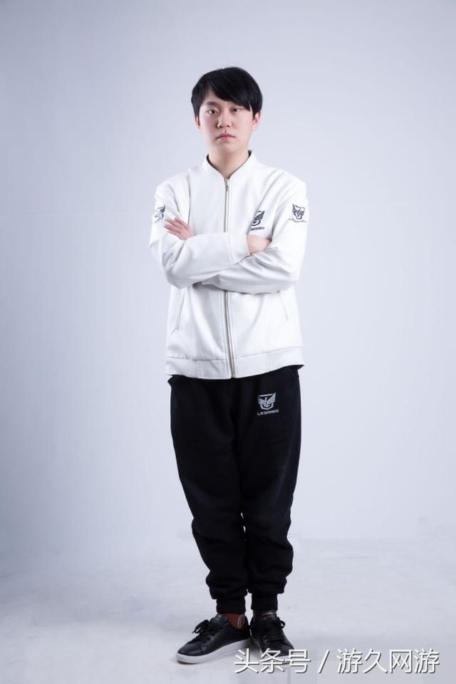 蓝翔战队官方微博也是放出了部分选手的照片,首先来看一下中单选手