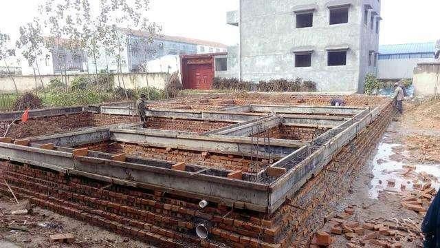 农村盖房子挖地基怎么打结实?不说可能你不明