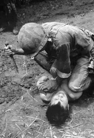 触目惊心的越战黑镜头:南越士兵残酷虐待越共俘虏(老照片图集)