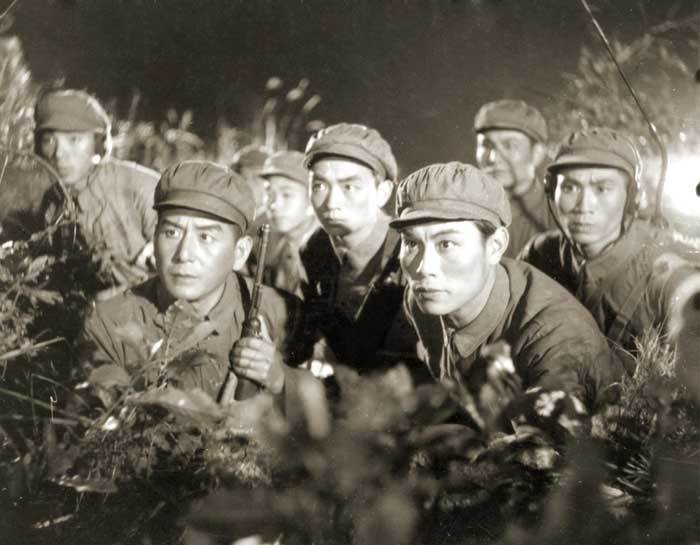 他们迅速通过阿玛妮（曲云 饰）和游击队员朴金玉（袁霞 饰）取得联系。之后他们化装成伤兵，骗取一辆吉普车开到桥头，摸清了敌人桥头的火力布防及大桥结构。此时，敌人发现丢失了吉普车，开枪拦截，方勇驾车疾驶离开，敌人摩托车队穷追不舍，情急中方勇弃车摆脱了敌人。当敌上校听说康平桥上发现共军时，绝望地大喊“完了”.....