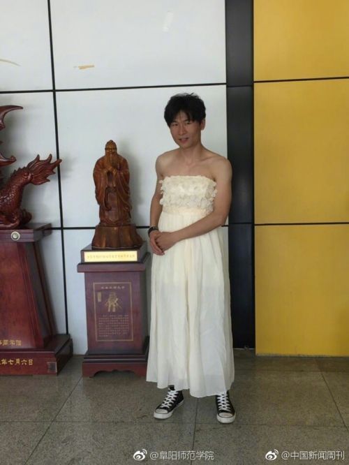 5月9日,@安徽阜阳师范学院 篮球班的男生们穿起婚纱,拍下最后一组毕业