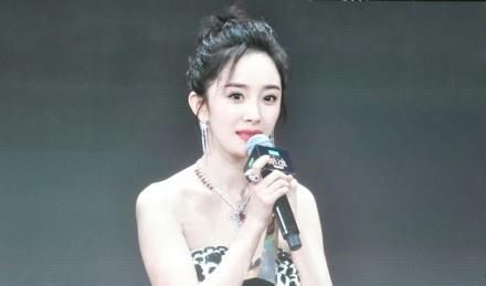 杨幂baby倪妮分糖,杨幂:我看到啦!我也要吃