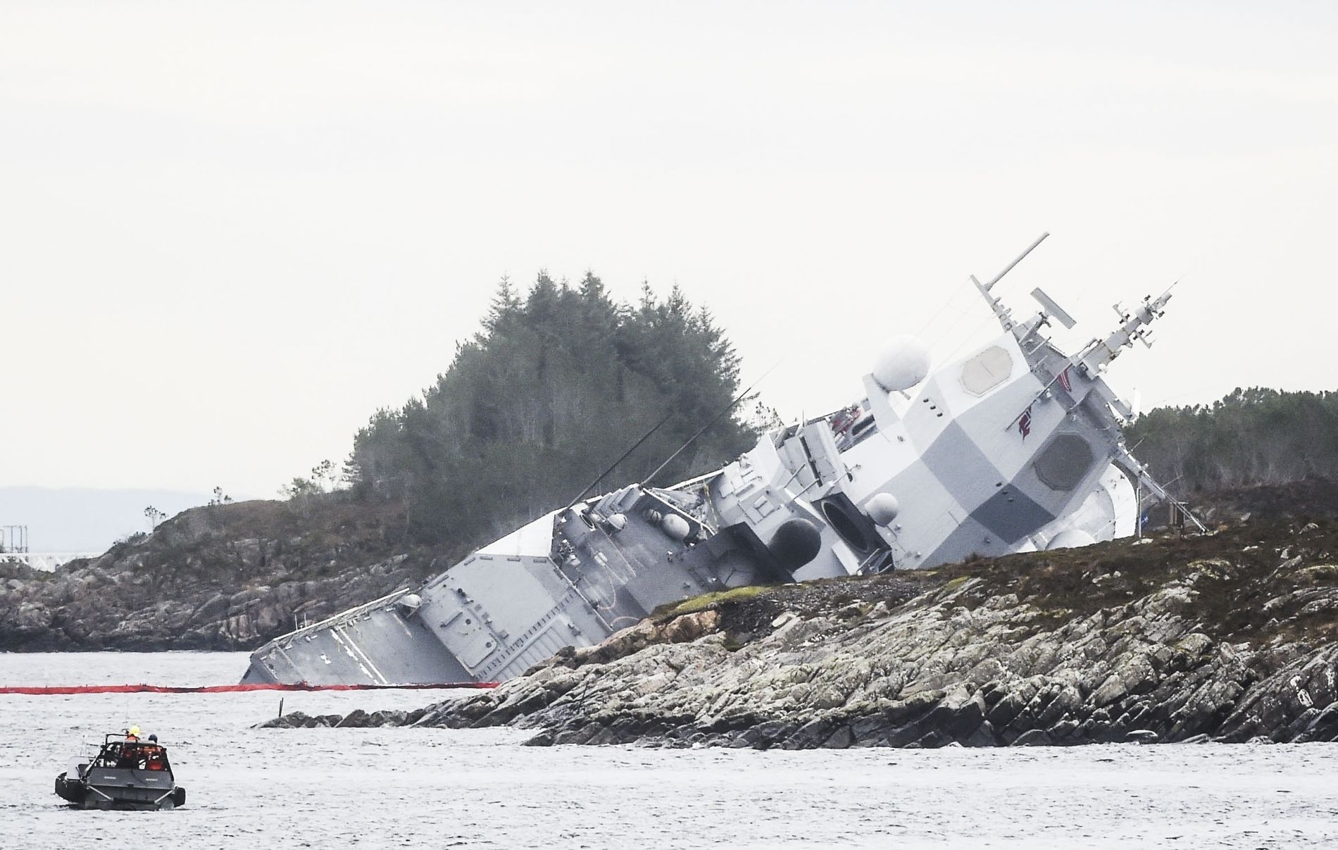 挪威联合救援协调中心负责人对挪威通讯社（NTB）称，碰撞导致舰体出现巨大开口，“进水远超排水能力”，船员根本无法控制进水。