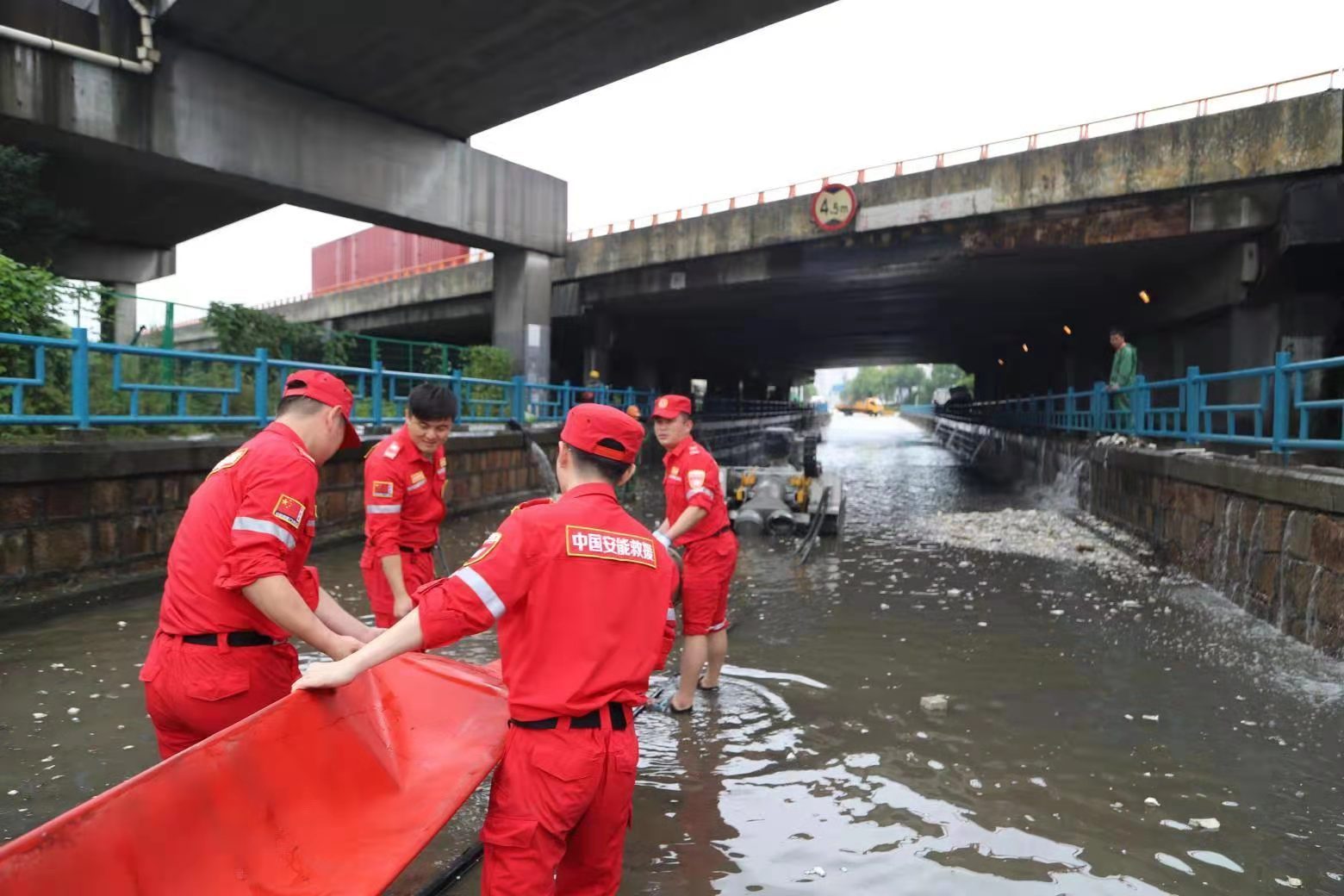 上海分公司提前谋划,提前勘测,提前准备,在堤防渗水抢险和城市内涝抢
