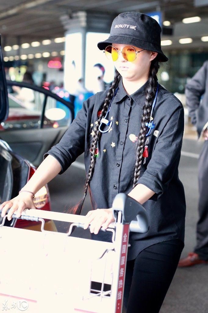 当年春晚一转成名的小彩旗近照曝光,网友:胖的不忍直视啊