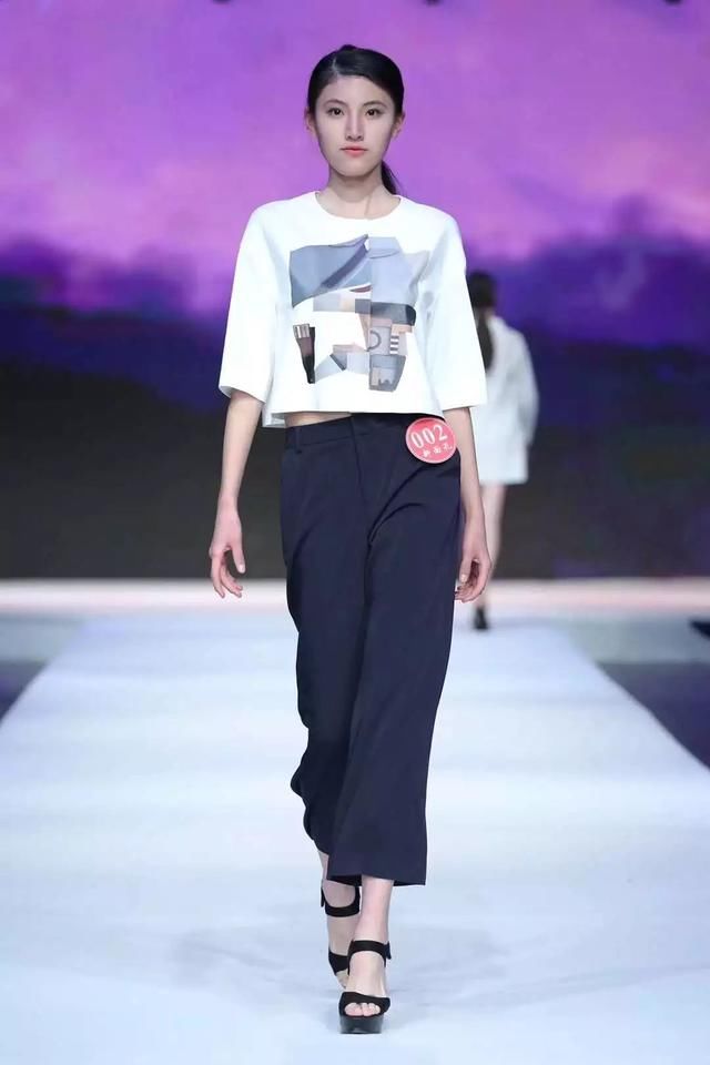 你复读两年都没考上大学,他们参加了一个比赛