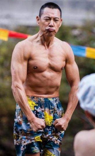 张丰毅八块腹肌靠健身房训练,每周2小时篮球2