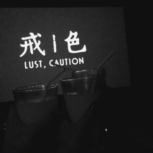 微信朋友圈背景图片带字 我很好养的 谁发朋友