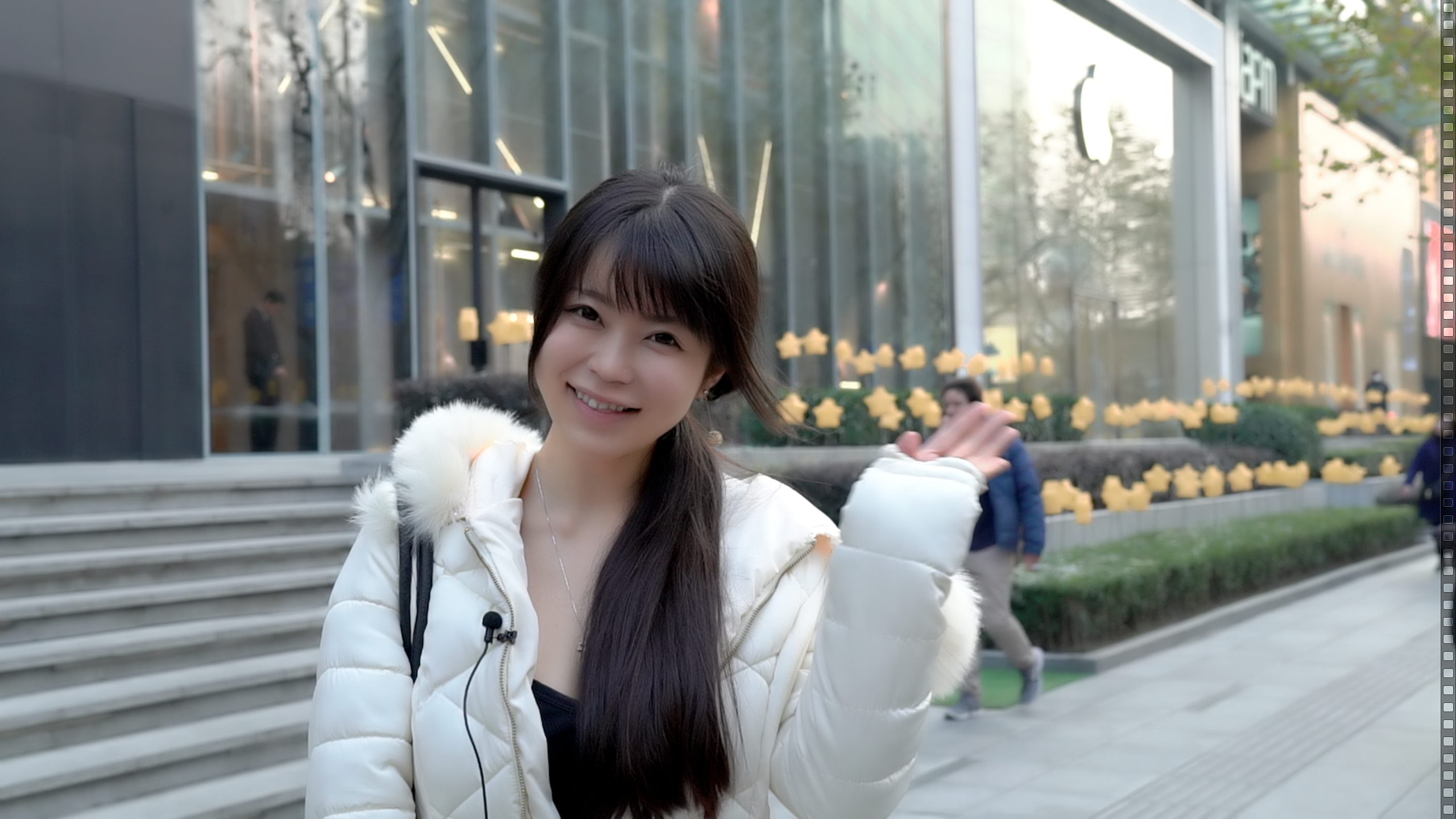 日本女留学生上海苹果店门口采访中国果粉