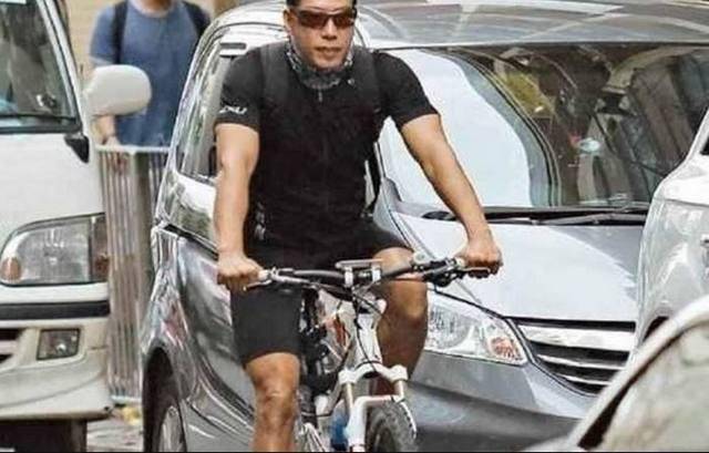 他曾是大佬人物,一个电话轰动全城,如今出行依