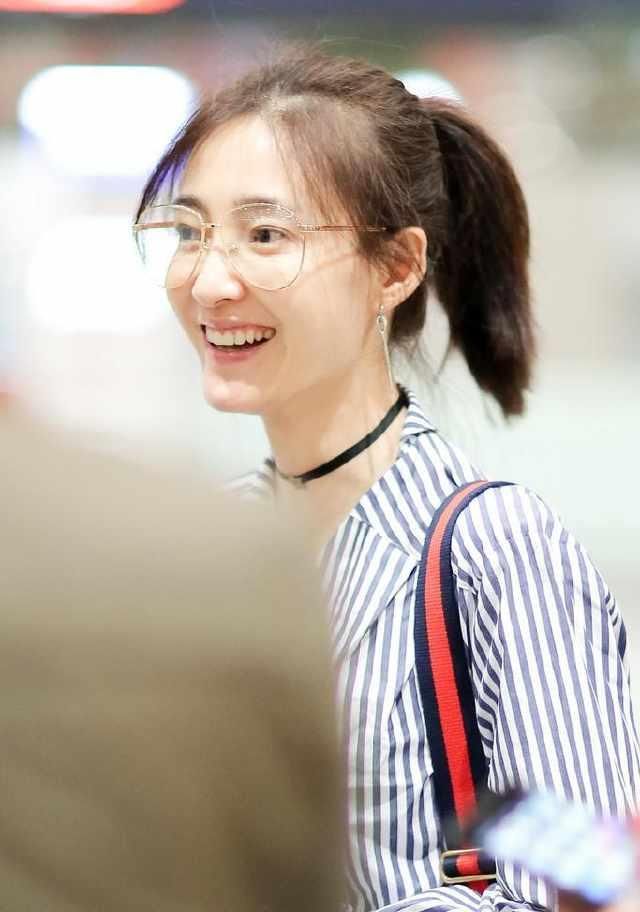 32岁王丽坤素颜现机场,网友:太普通了,林更新知道吗?