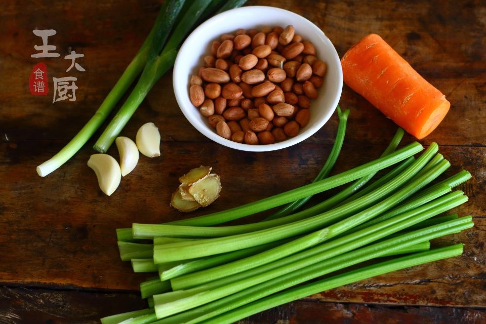 凉拌芹菜花生米胡萝卜,清新爽口下酒小菜,好吃