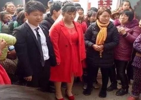 婚礼当天,男方变卦彩礼少一半,女方生气不下跪