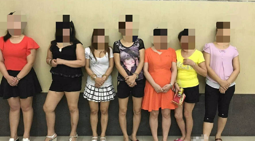 广东河源市，警方根据网民举报的线索，在老城一公园查获7名疑似拉客招嫖违法人员。目前，该7名嫌疑人已被依法传唤至办案中心作进一步处理。