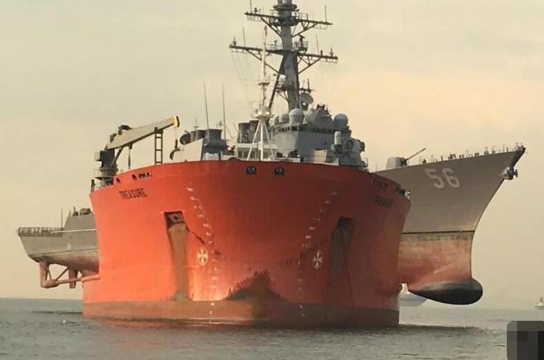 美国海军第七舰队的社交媒体上发布最新的DDG-56麦凯恩号驱逐舰维修的照片，当时巨大的撞击洞已经被钢板补上，而且正在被一艘半潜船运输中，网友评论称这个造型类似“公主抱”。