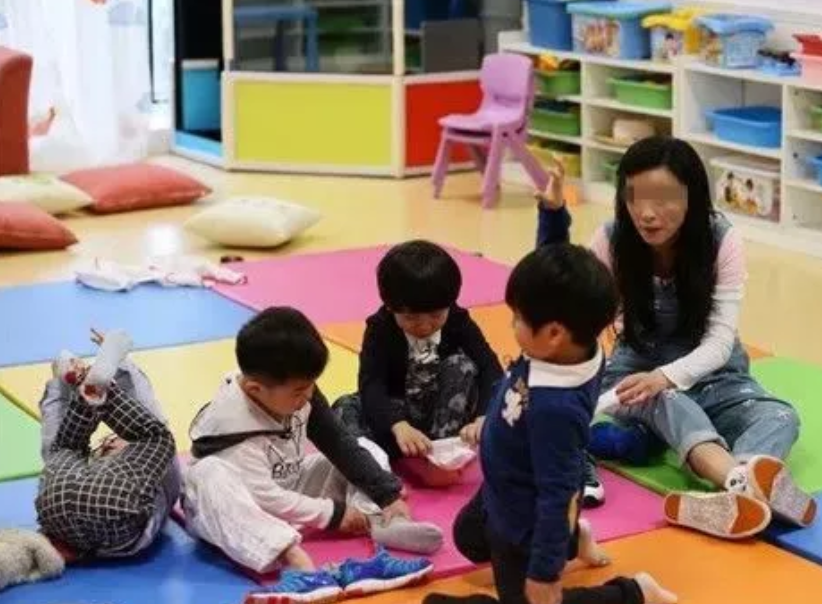 3岁小男孩突然成片成片地掉头发,得知真相后,