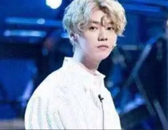 蔡徐坤,鹿晗同款泡面头亮相,网友:谁娘谁尴