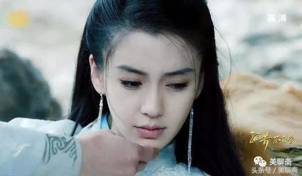 Angelababy晒化妆视频,网友说嘴角开到耳朵根