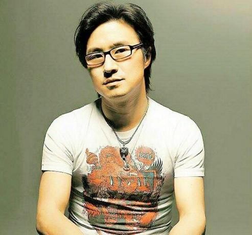 如果旭日阳刚和汪峰同时开演唱会,你会买谁的