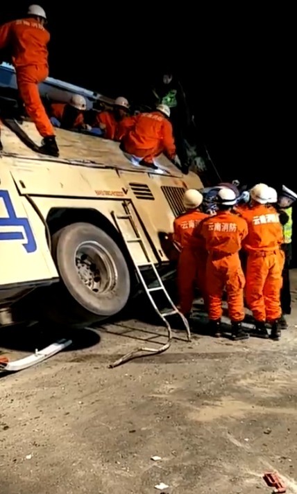 10死38伤!云南大巴车与货车相撞侧翻路边 10死38伤!云南大巴车与货车相撞侧翻路边