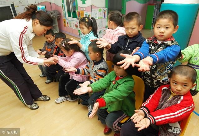 幼儿园小班新生入学,家长往往会花冤枉钱,老师