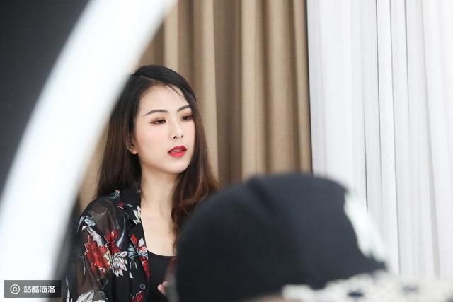 美女主播背后男人为网红打造直播间80后小伙