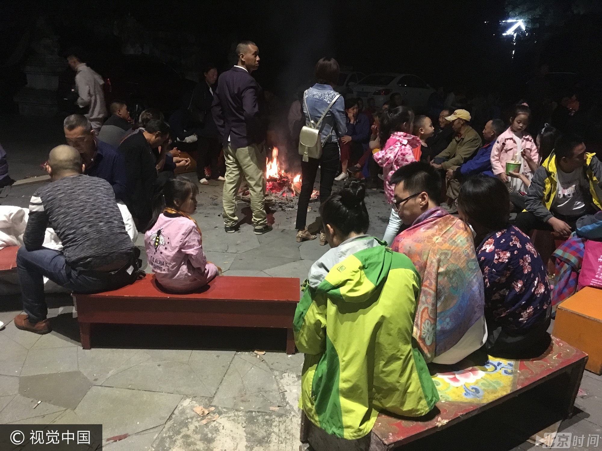 2017年8月8日晚，四川阿坝州九寨沟县附近发生7级左右地震。图为漳扎镇301省道（九寨沟风景区内）的游客。