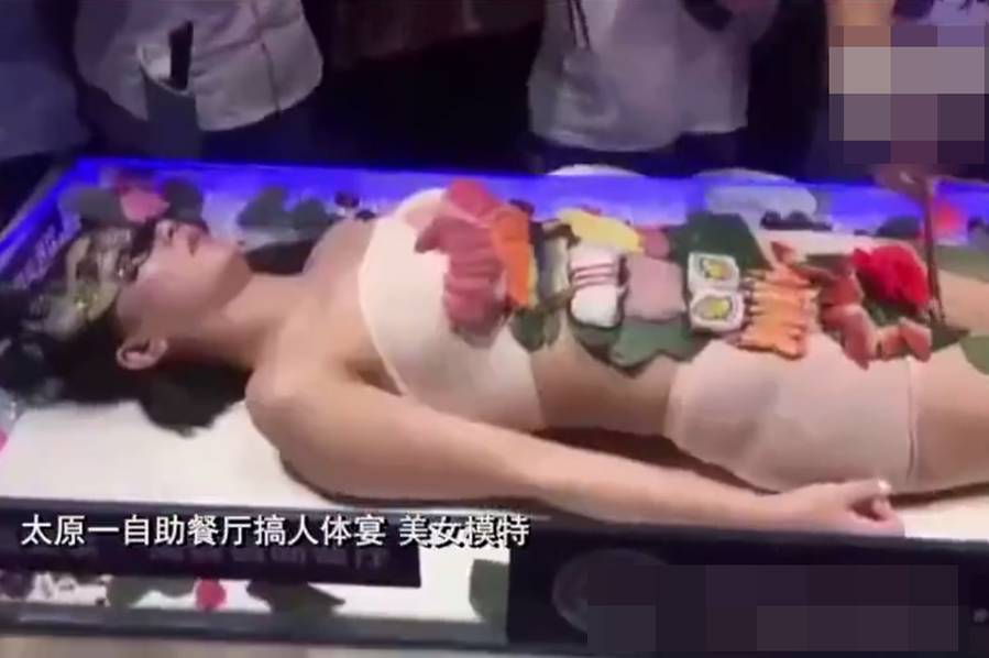 自助餐厅搞人体宴 美女模特突然猛揍男子