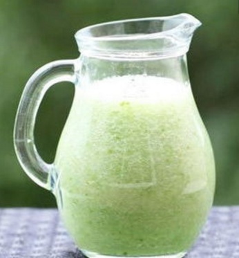 冬瓜去皮切片,放入热水中煮成浓汁,然后取与冬瓜汁灯亮的白醋搅拌均匀