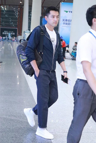 胡歌穿衣搭配造型示范 一身休闲装低调又帅气