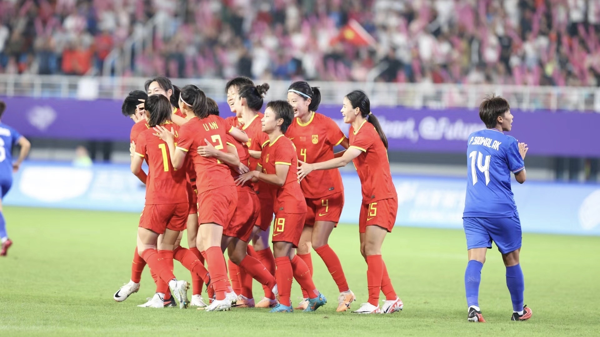 王霜梅开二度！中国女足4比0战胜泰国队晋级半决赛