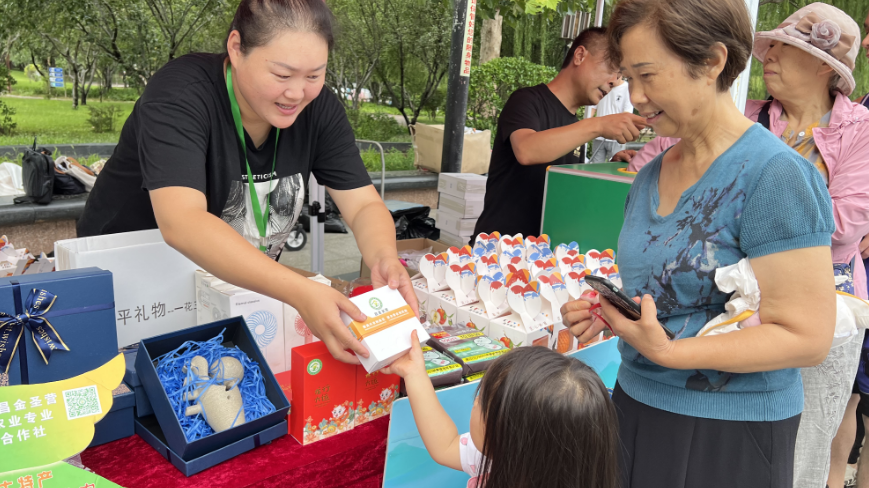 持续做强做大做优“昌平苹果”品牌!特色农产品推广活动走进“回天” 持续做强做大做优“昌平苹果”品牌!特色农产品推广活动走进“回天”