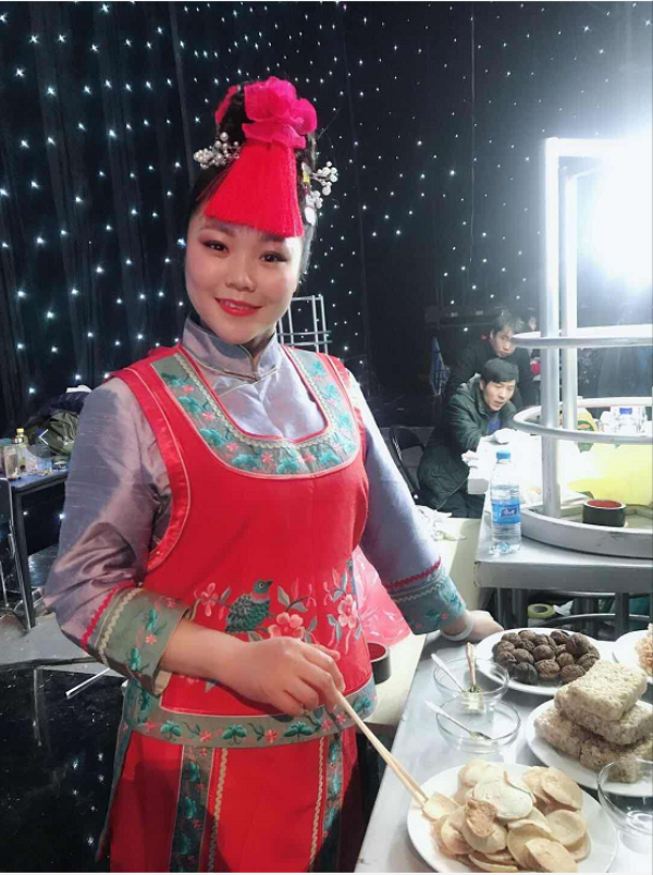 州仡佬族歌手李泓滢携家乡土特产上央视幸福账