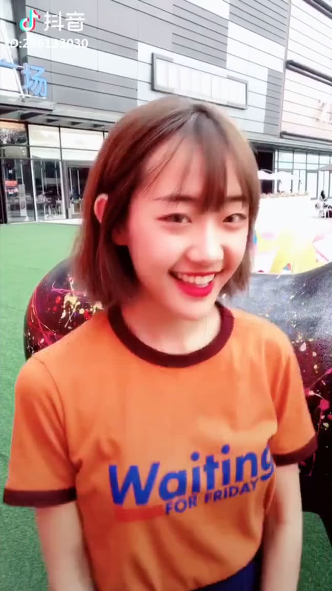 抖音一姐代古拉k被爆已婚,遭网友吐槽:刚毕业就结婚赶着投胎啊!