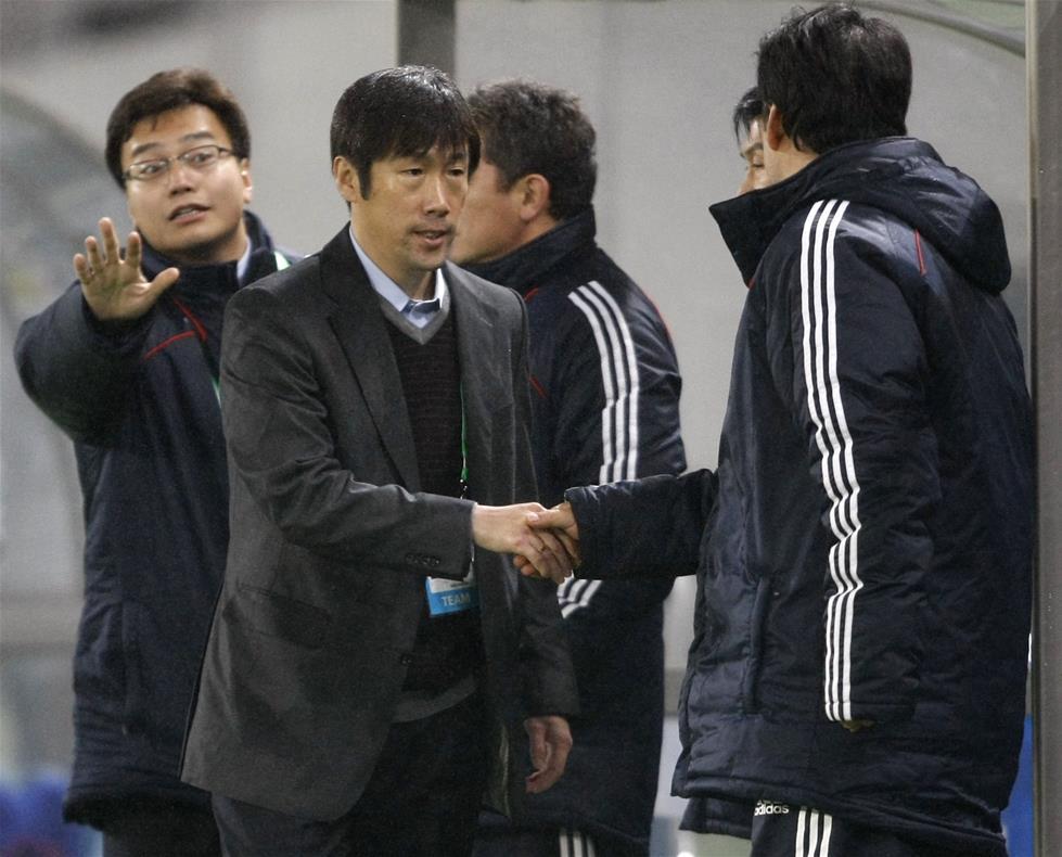 图为2010年2月10日，中国队主教练高洪波（左二）在比赛获胜后与教练组成员握手致意。当日，在东京举行的男足东亚四强赛中，中国队以3比0战胜韩国队。中国队最终获得本届杯赛冠军。