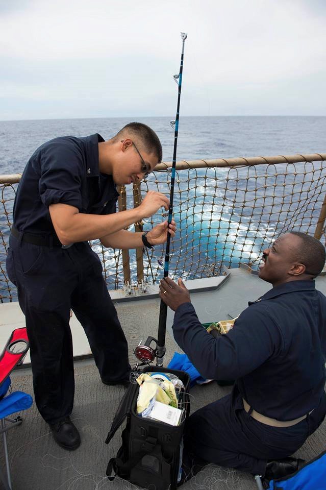 美舰擅闯中国南海遭驱离后 竟悠闲钓鱼