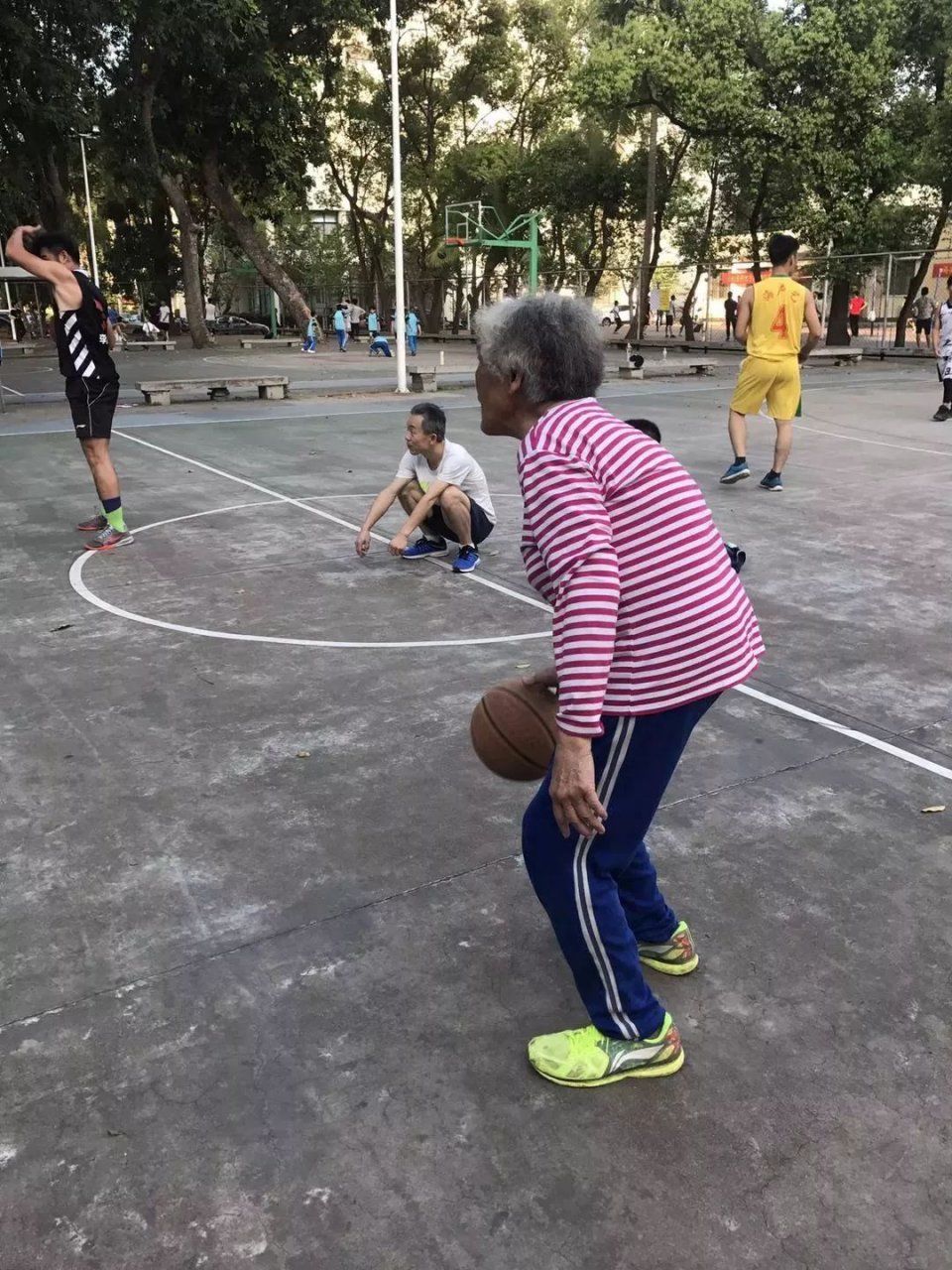 20年前就打不过她!海口77岁篮球奶奶在抖