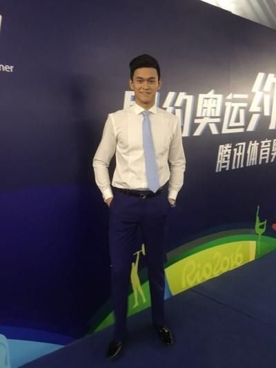 172撒贝宁穿上198孙杨西装,网友直呼:辣眼睛!