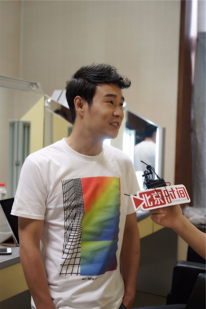 小沈阳接受媒体采访。
