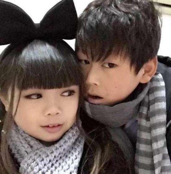 已婚"小学生"当街秀恩爱,这段感情却值得我们祝福