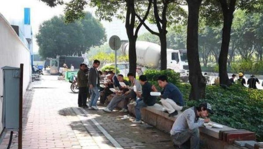 农民工二代工地午餐 茶水就馒头