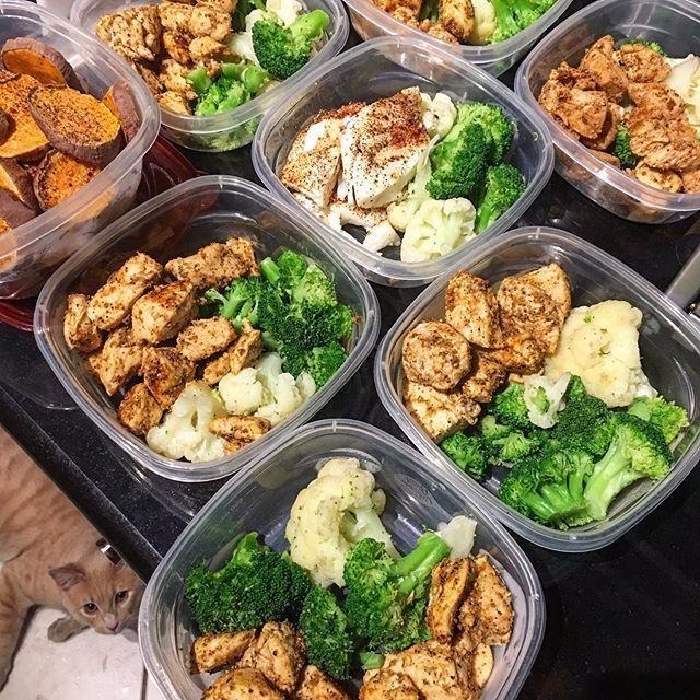 女子为追求形体美 健身房狠练大腿