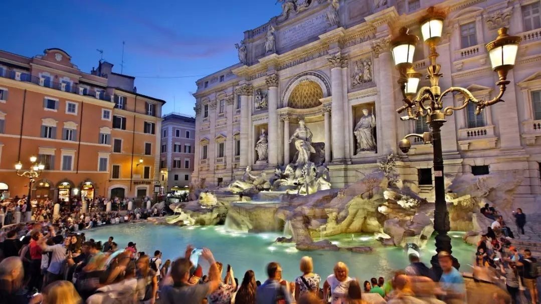 游客投进许愿池的硬币也要