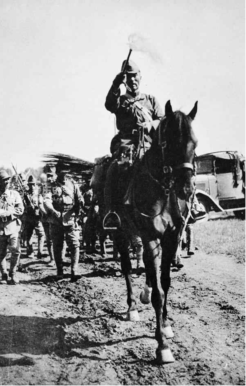 日本鬼子罕见近照:军官耀武扬威,士兵个个凶神