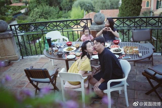黄磊带家人出国旅游老婆的衣服引起争议,网友
