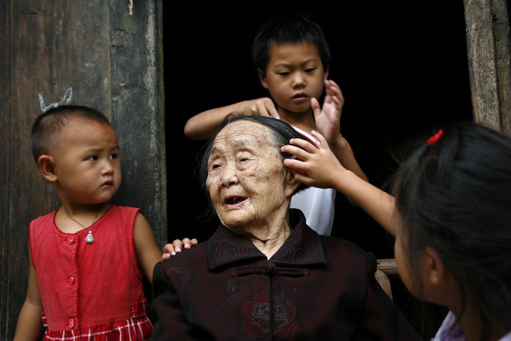 土地确权后在城里定居,农村土地归谁?可继承吗